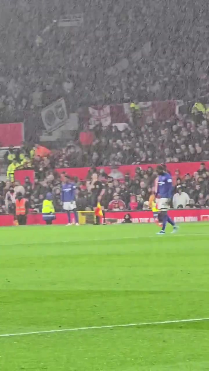 并不是闹脾气，?加纳乔回更衣室时朝替补席做了换衣服手势