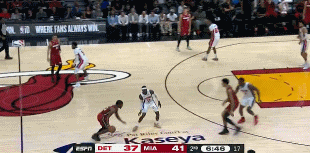 这大长胳膊！拉松空切对抗上篮不中 韦尔暴起双手补扣！