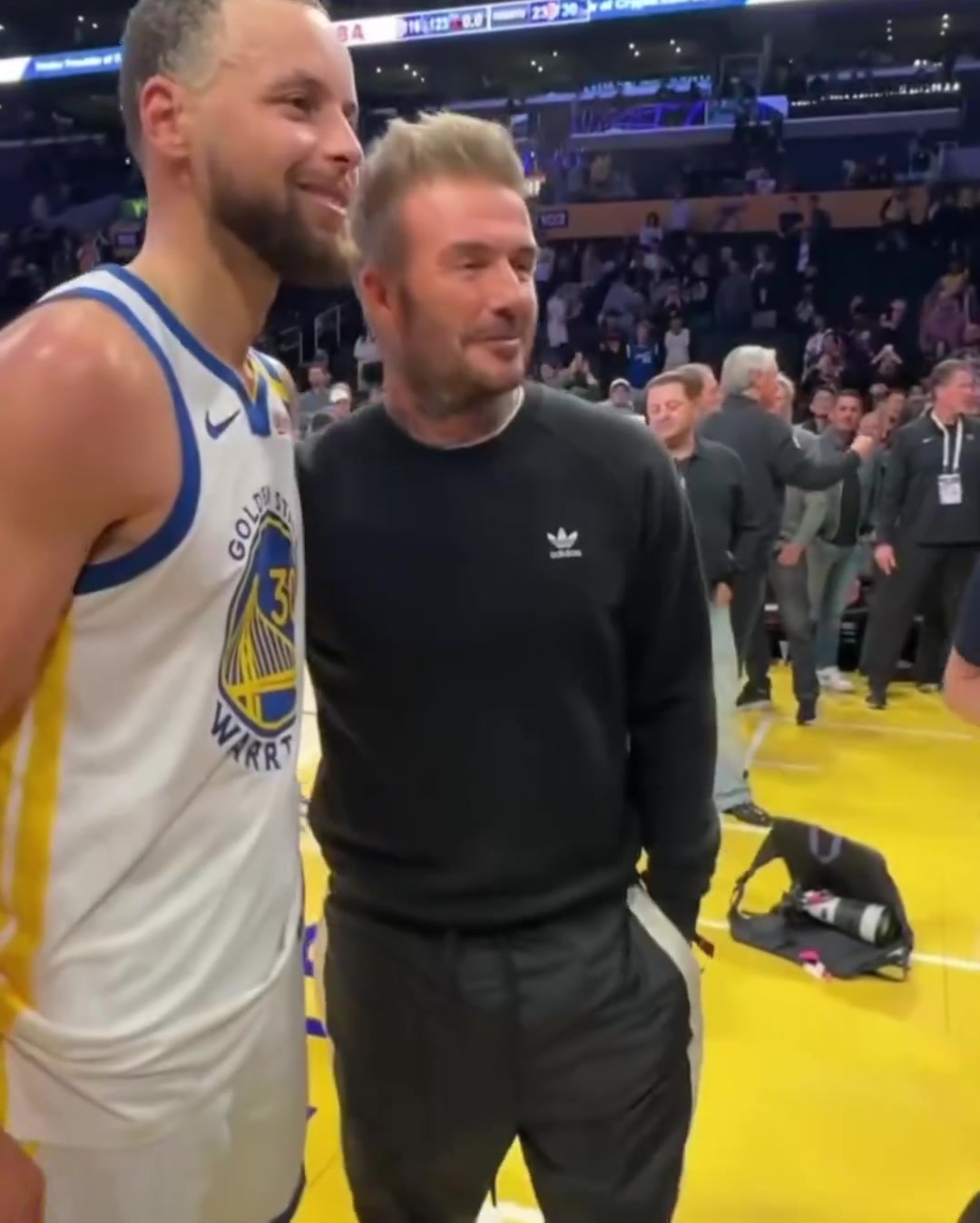 贝克汉姆晒照：见到詹姆斯总是很开心！第一次看现场看库里哇哦！