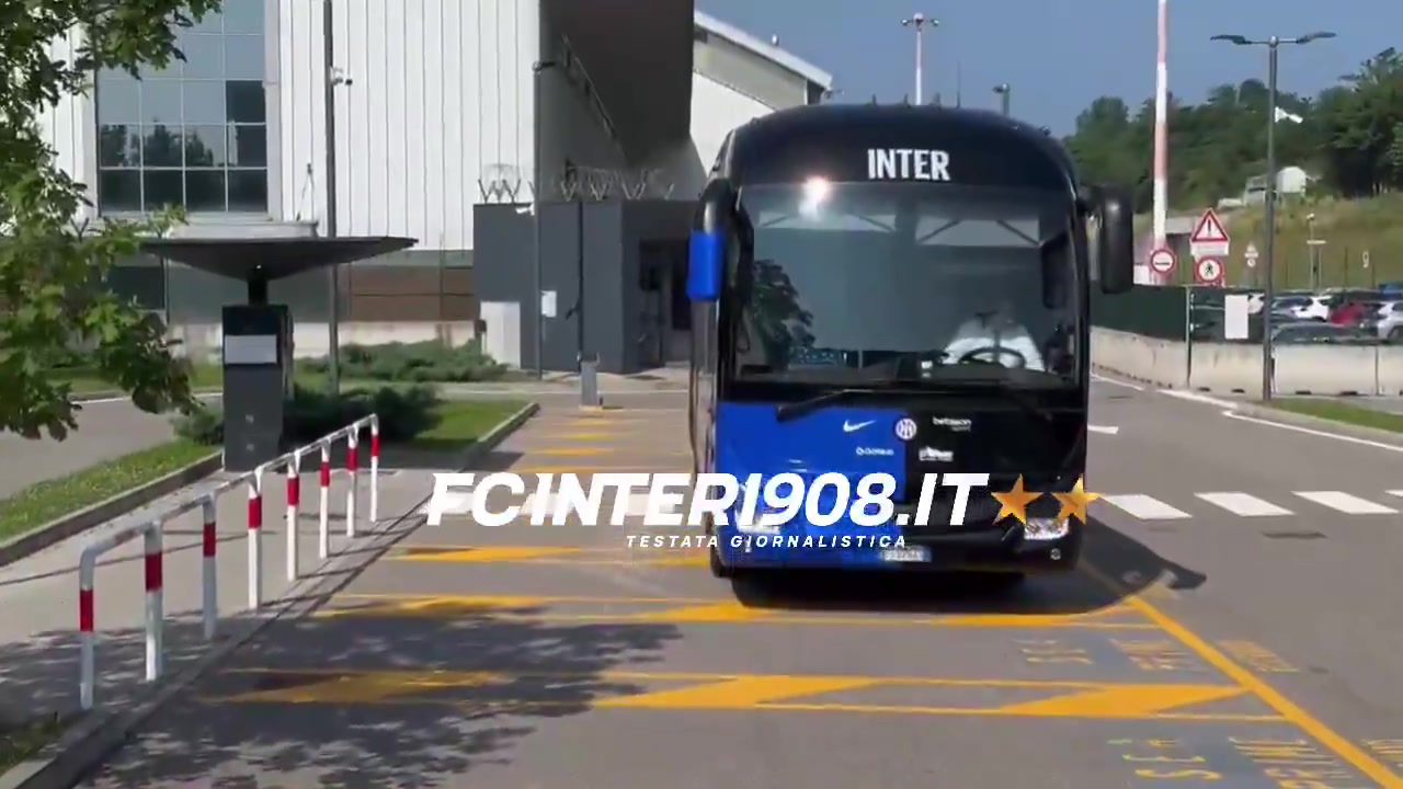 记者：国米新帅齐沃教练团队成员启程前往美国