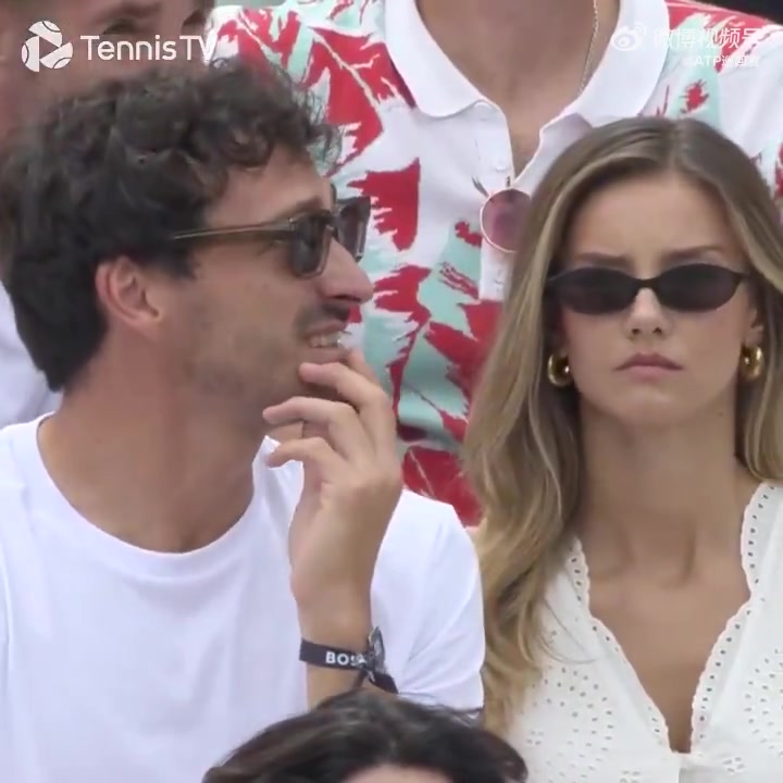 ⚽️??胡梅尔斯和女友现场观战ATP斯图加特站决赛